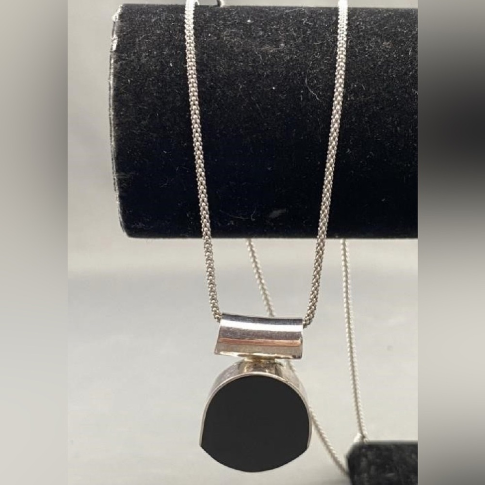 Elegant Silver Pendant Necklace